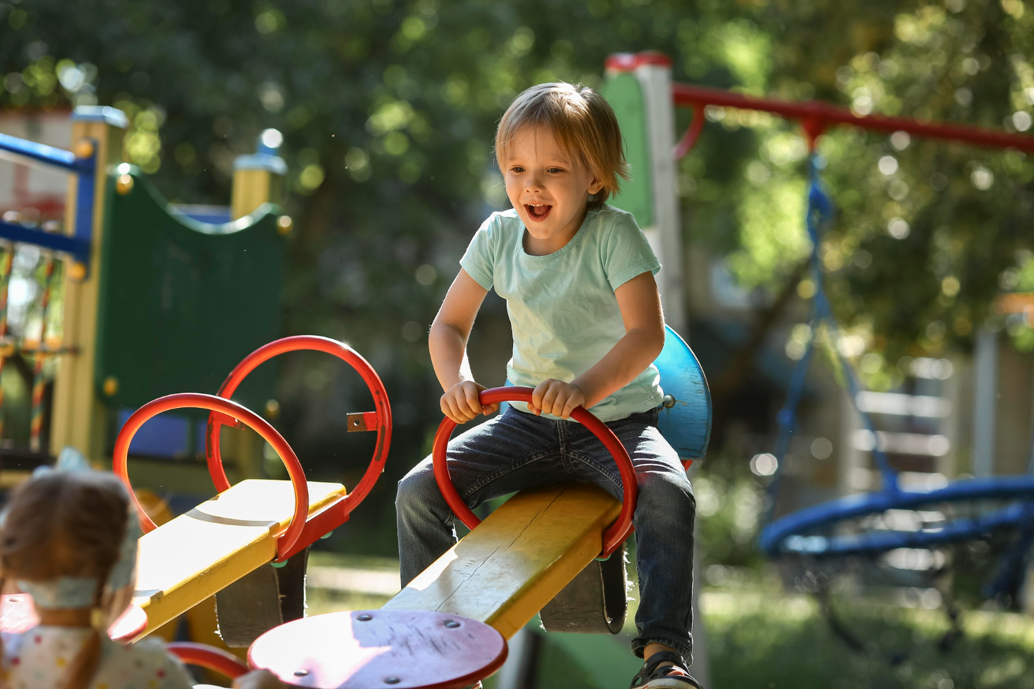 Bezpieczny plac zabaw w domu: kojce i huśtawki