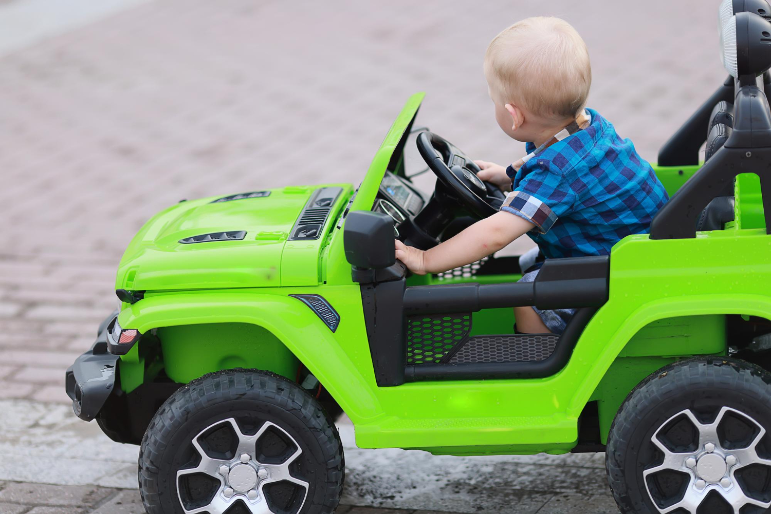Pojazdy elektryczne dla dzieci: co warto wiedzieć przed zakupem?