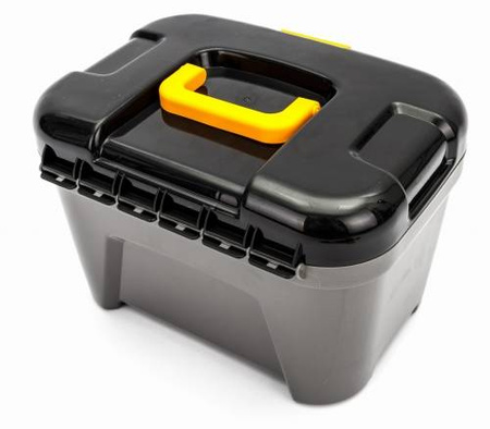 Warsztat naprawczy z narzędziami i walizką małego majsterkowicza