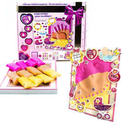 Zestaw do robienia odcisku rączki lub stópki z ramką i naklejkami dla dziewczynki