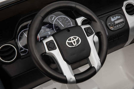 Biały duży samochód na akumulator auto pojazd elektryczny dla dzieci światła LED dźwięki Toyota Tundra