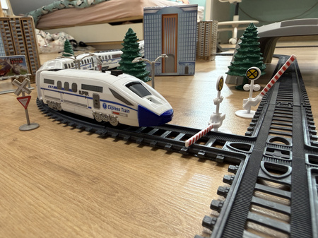 Duża kolejka elektryczna pociąg lokomotywa z wagonami pendolino dla dzieci
