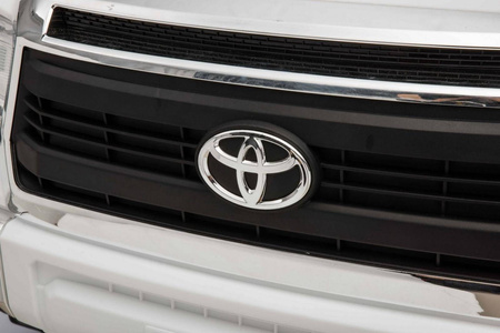 Biały duży samochód na akumulator auto pojazd elektryczny dla dzieci światła LED dźwięki Toyota Tundra