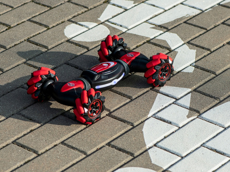 Dwustronny samochód zdalnie sterowany Akrobata Dancing Stunt 360 dla dzieci czerwony