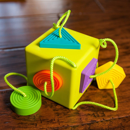 Kostka edukacyjna Sorter kształtów dla dzieci OombeeCube Fat Brain Toys FA120-1