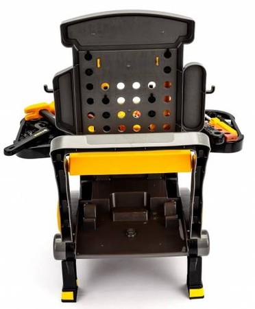 Warsztat naprawczy z narzędziami i walizką małego majsterkowicza