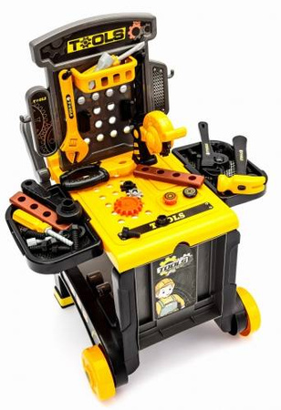 Warsztat naprawczy z narzędziami i walizką małego majsterkowicza