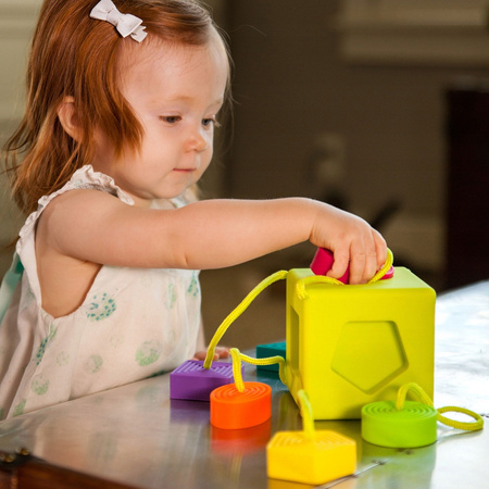 Kostka edukacyjna Sorter kształtów dla dzieci OombeeCube Fat Brain Toys FA120-1