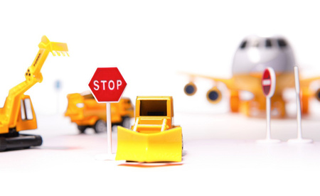 Duży otwierany samolot transporter z zestawem samochodów budowlanych dla dzieci