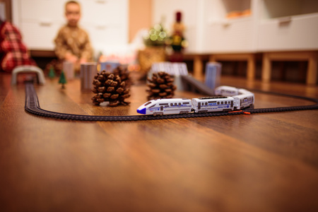 Duża kolejka elektryczna pociąg lokomotywa z wagonami pendolino dla dzieci