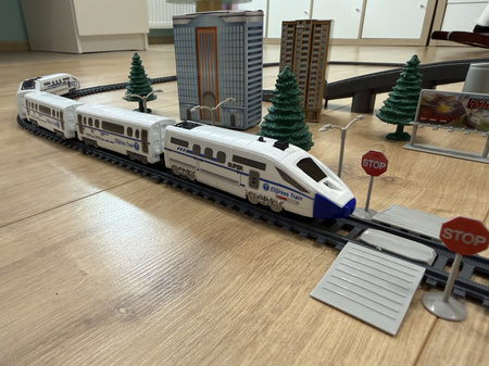Duża kolejka elektryczna pociąg lokomotywa z wagonami pendolino dla dzieci