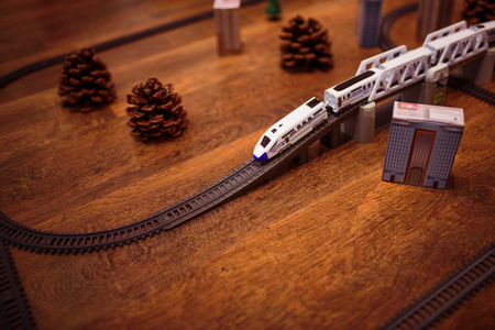 Duża kolejka elektryczna pociąg lokomotywa z wagonami pendolino dla dzieci