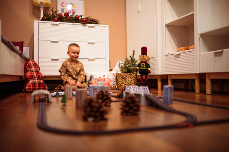 Duża kolejka elektryczna pociąg lokomotywa z wagonami pendolino dla dzieci