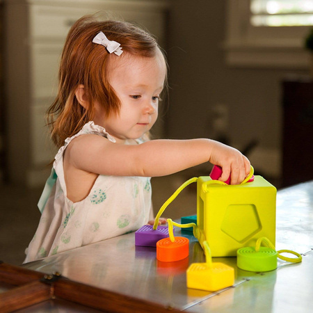 Kostka edukacyjna Sorter kształtów dla dzieci OombeeCube Fat Brain Toys FA120-1