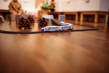 Duża kolejka elektryczna pociąg lokomotywa z wagonami pendolino dla dzieci