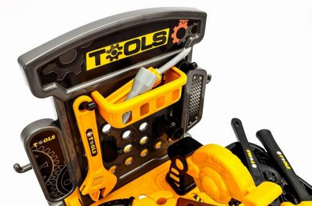 Warsztat naprawczy z narzędziami i walizką małego majsterkowicza